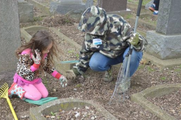 Cleveland Jewish Community Cleans Up Chesed Shel Emeth Cemetery