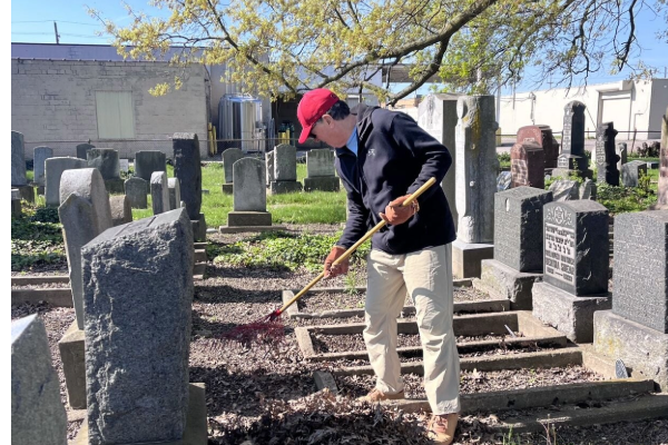Community Spruces Up Chesed Shel Emeth Cemetery